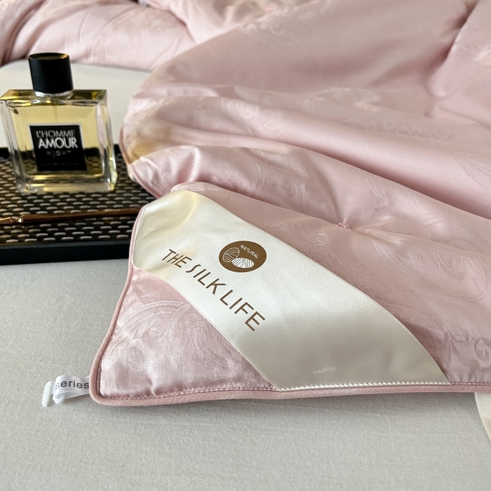 91家纺网 家纺一手货源 找家纺 龙图家纺 2024新款80支全棉贡缎蚕丝被-玉如意 玉如意-咖色