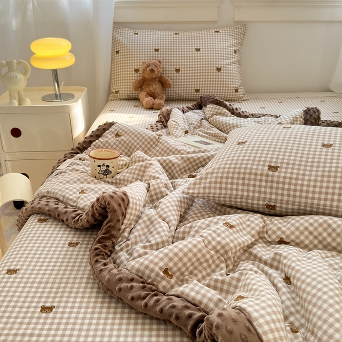 91家纺网 家纺一手货源 找家纺 星期八 2024新款复古碎花全棉豆豆被 咖格熊