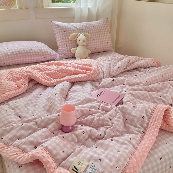 91家纺网 家纺一手货源 找家纺 星期八 2024新款复古碎花全棉豆豆被 小樱桃