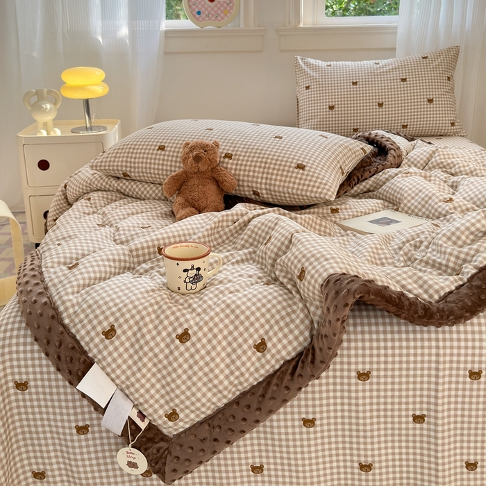 91家纺网 家纺一手货源 找家纺 星期八 2024新款复古碎花全棉豆豆被 咖格熊