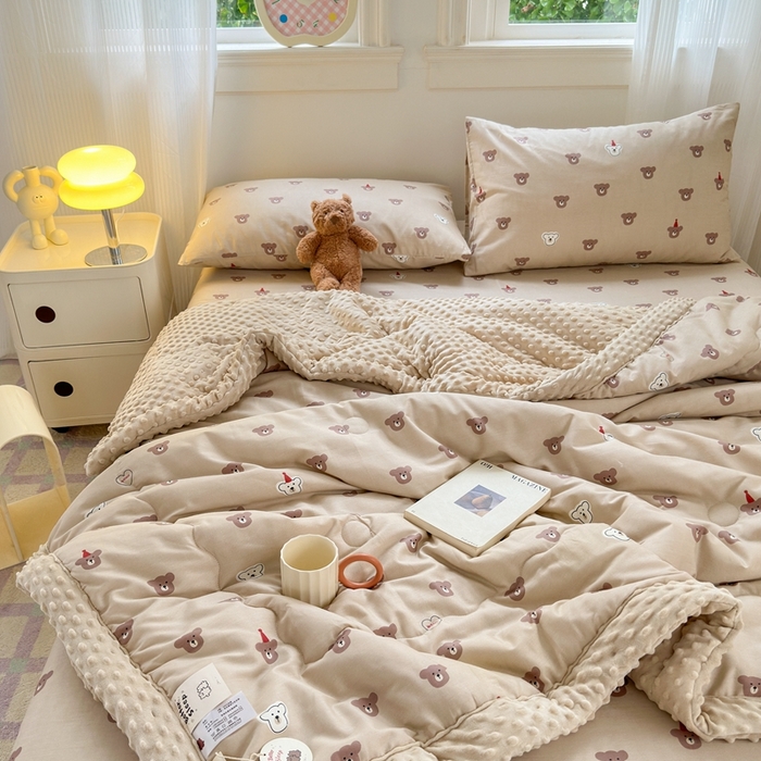 91家纺网 家纺一手货源 找家纺 星期八 2024新款复古碎花全棉豆豆被 爱心熊
