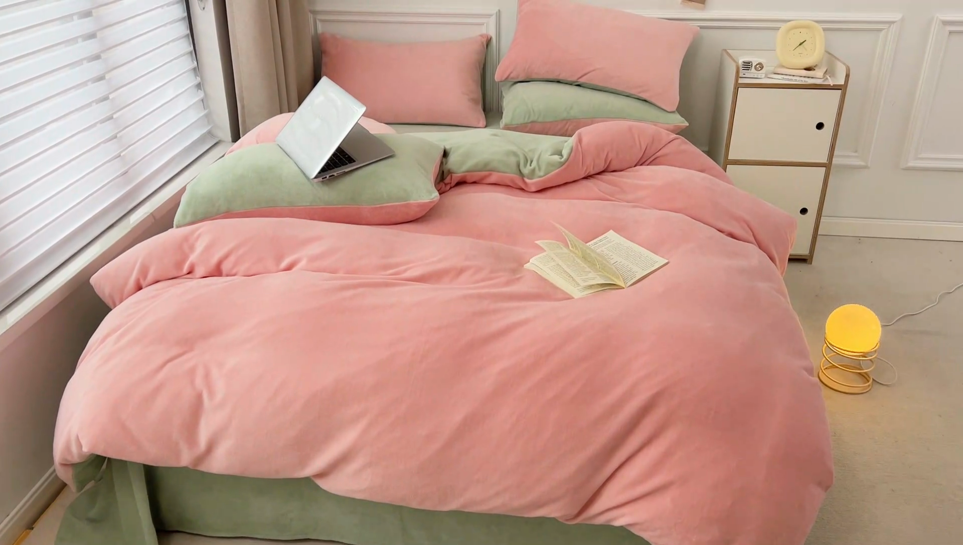 91家纺网 家纺一手货源 找家纺 梵克保罗 2024新款ins风小红书博主推荐高克重纯色双拼牛奶绒四件套 莓莓生椰