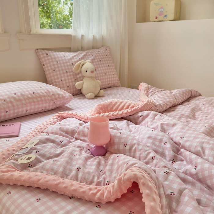 91家纺网 家纺一手货源 找家纺 星期八 2024新款复古碎花全棉豆豆被 小樱桃