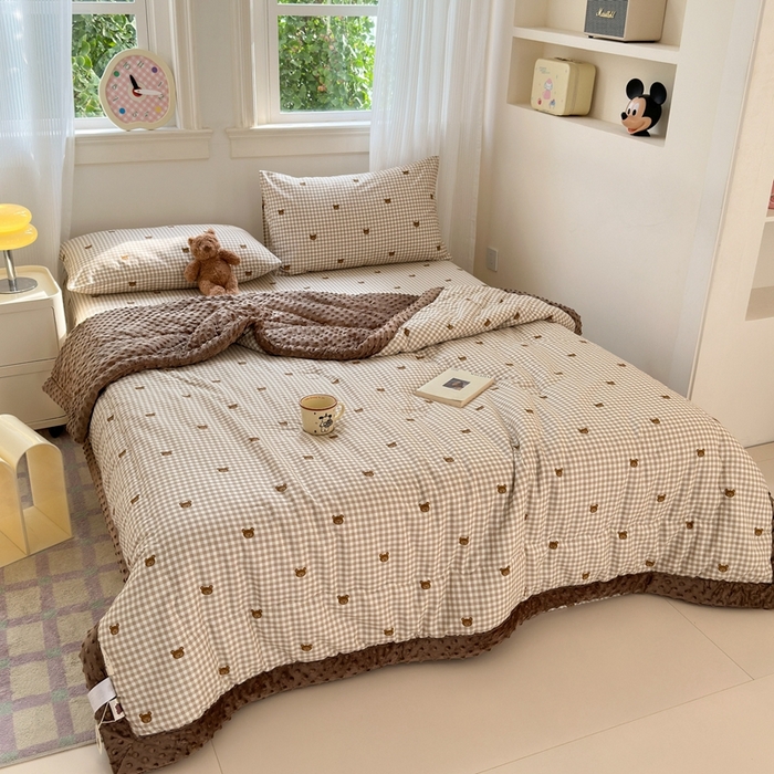 91家纺网 家纺一手货源 找家纺 星期八 2024新款复古碎花全棉豆豆被 咖格熊