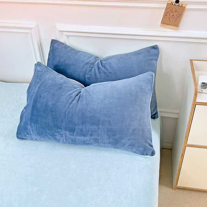 91家纺网 家纺一手货源 找家纺 梵克保罗 2024新款ins风小红书博主推荐高克重纯色双拼牛奶绒四件套 月光雾蓝