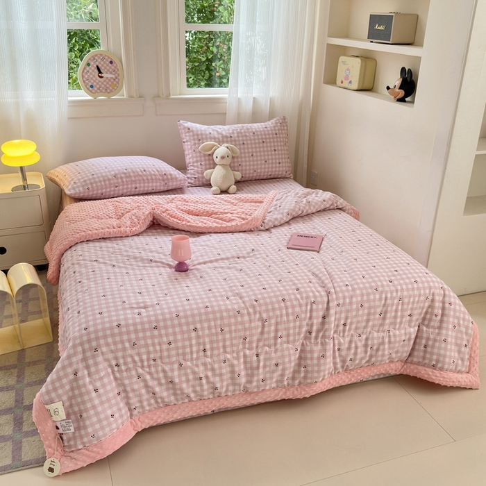 91家纺网 家纺一手货源 找家纺 星期八 2024新款复古碎花全棉豆豆被 小樱桃