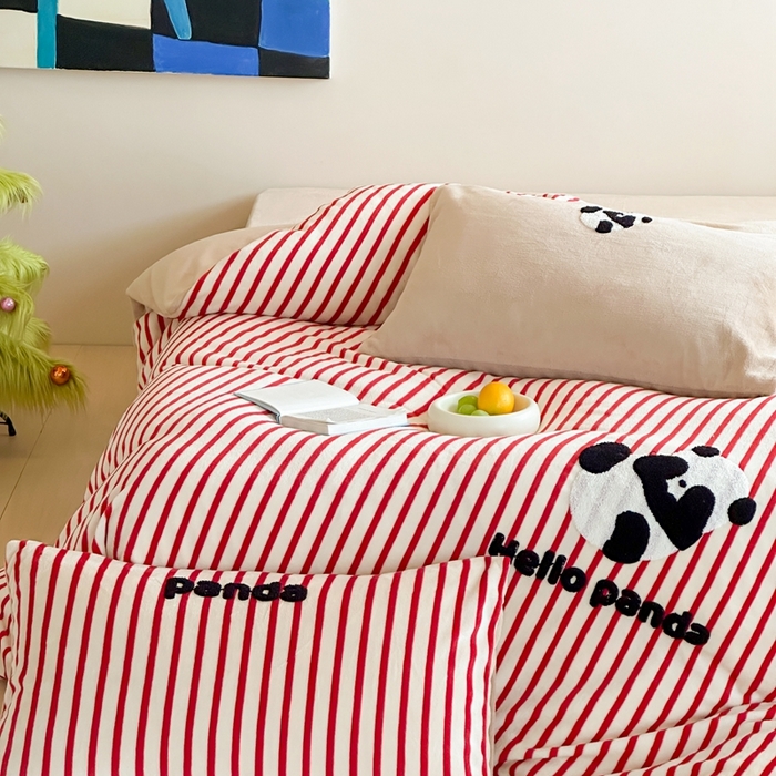 91家纺网 家纺一手货源 找家纺 时年家纺 2024新款牛奶绒毛巾绣系列四件套（充值会员优惠5元） 条纹熊猫-红