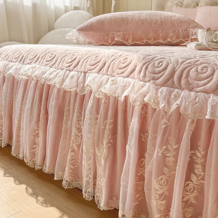 91家纺网 家纺一手货源 找家纺 恋尚 2024新款高克重牛奶绒剪花夹棉单床裙--爱莎 爱莎-清新粉