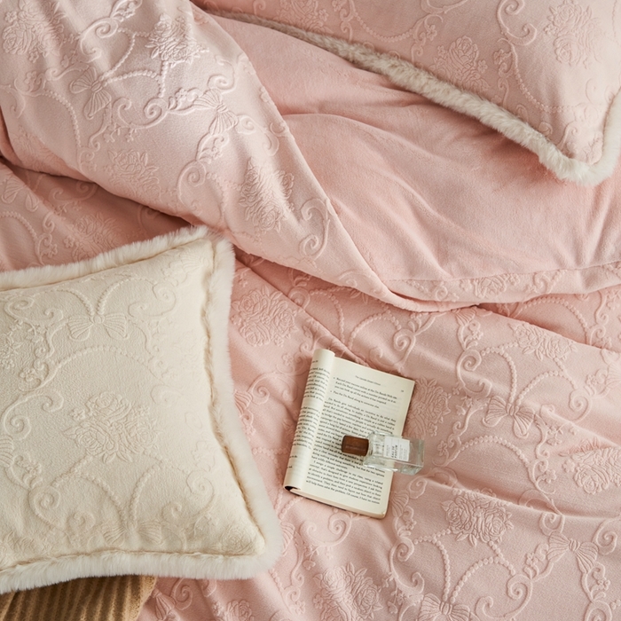 91家纺网 家纺一手货源 找家纺 时年家纺 2024新款240g全消光牛奶绒雕花系列四件套（充值会员优惠10元/套） 提花绒-粉柔