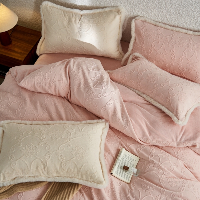 91家纺网 家纺一手货源 找家纺 时年家纺 2024新款240g全消光牛奶绒雕花系列四件套（充值会员优惠10元/套） 提花绒-粉柔