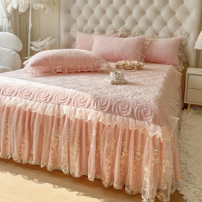 91家纺网 家纺一手货源 找家纺 恋尚 2024新款高克重牛奶绒剪花夹棉单床裙--爱莎 爱莎-清新粉