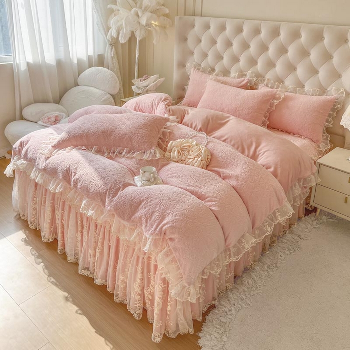 91家纺网 家纺一手货源 找家纺 恋尚 2024新款高克重牛奶绒剪花夹棉单床裙--爱莎 爱莎-清新粉