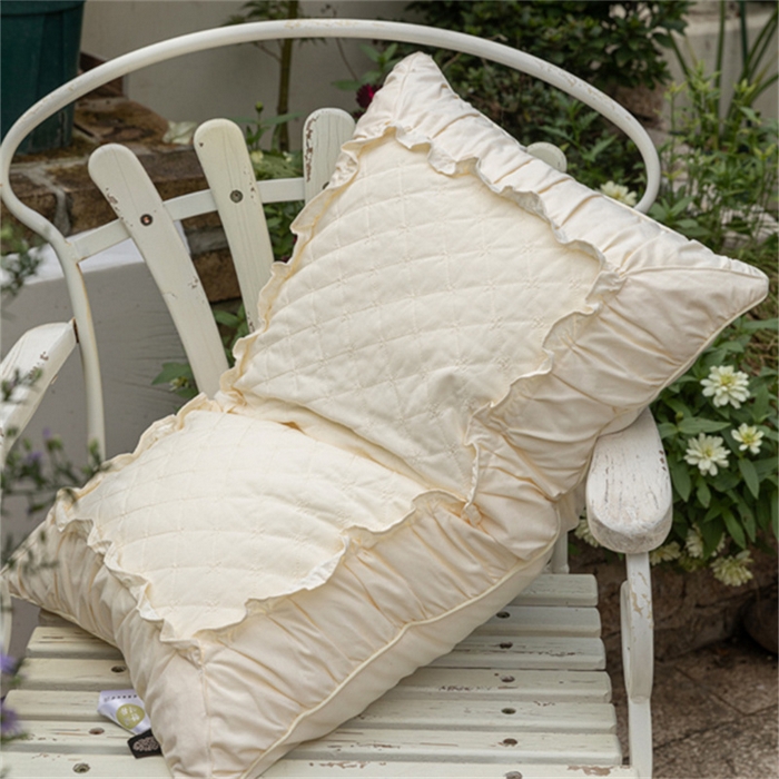 91家纺网 家纺一手货源 找家纺 芯奇想 2024新款法式花边绗绣枕枕头枕芯 米黄色低枕48*74cm