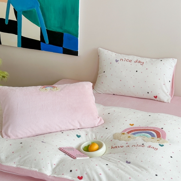 91家纺网 家纺一手货源 找家纺 时年家纺 2024新款牛奶绒毛巾绣系列四件套（充值会员优惠5元） 彩虹云朵