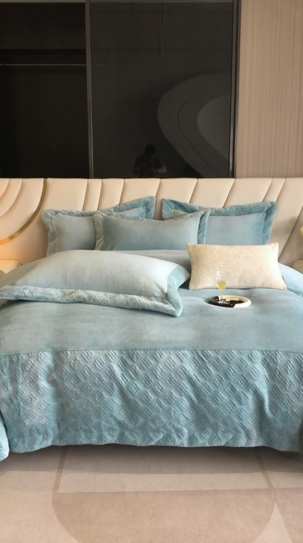 91家纺网 家纺一手货源 找家纺 保罗圣迪奥 2024新款绗绣大拼角牛奶绒四件套-伯格曼 伯格曼-千草绿