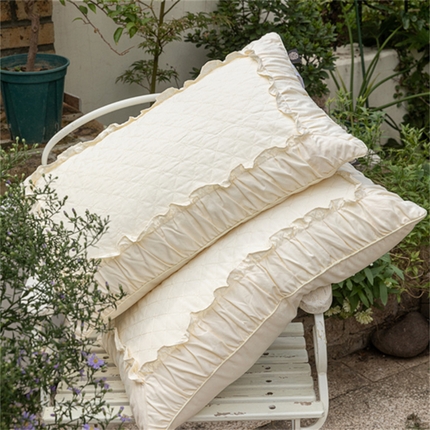 91家纺网 家纺一手货源 找家纺 芯奇想 2024新款法式花边绗绣枕枕头枕芯 米黄色中枕48*74cm