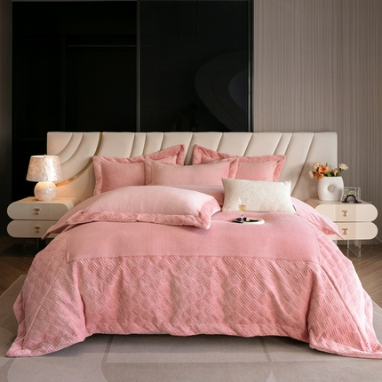 91家纺网 家纺一手货源 找家纺 （总）保罗圣迪奥 2024新款绗绣大拼角牛奶绒四件套-伯格曼