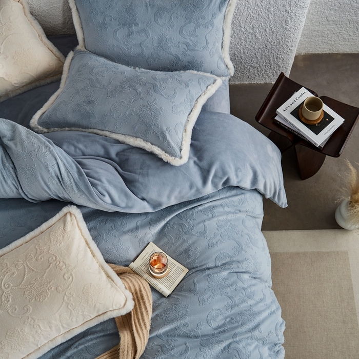91家纺网 家纺一手货源 找家纺 时年家纺 2024新款240g全消光牛奶绒雕花系列四件套（充值会员优惠10元/套） 提花绒-蓝因