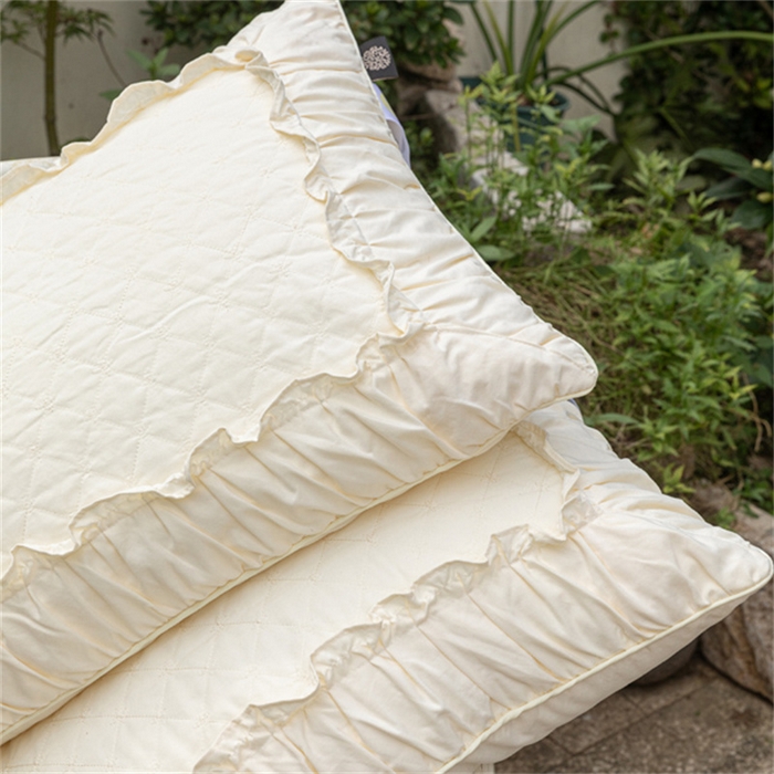 91家纺网 家纺一手货源 找家纺 芯奇想 2024新款法式花边绗绣枕枕头枕芯 米黄色低枕48*74cm