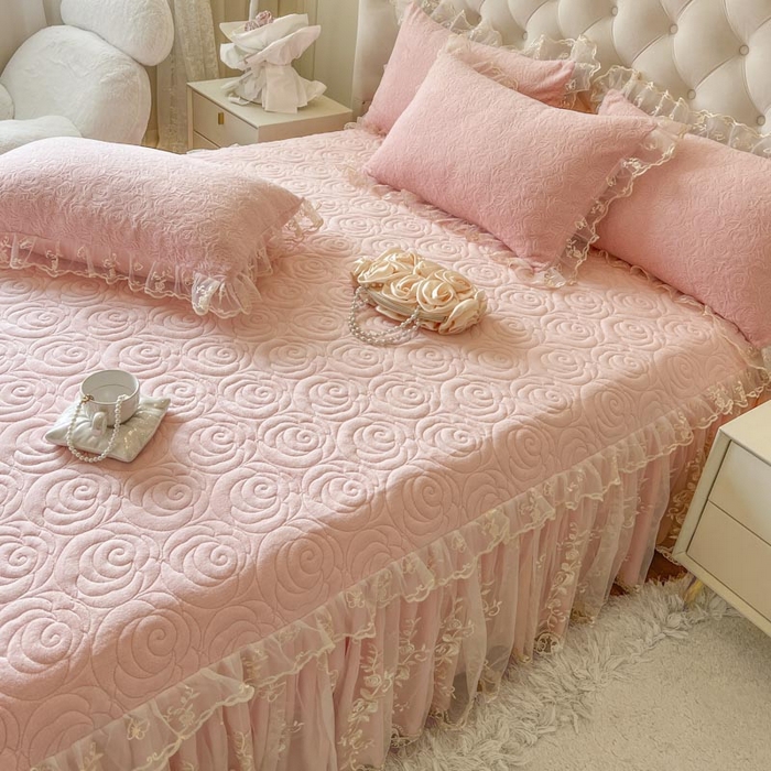 91家纺网 家纺一手货源 找家纺 恋尚 2024新款高克重牛奶绒剪花夹棉单床裙--爱莎 爱莎-清新粉