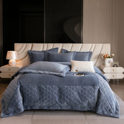 91家纺网 家纺一手货源 找家纺 保罗圣迪奥 2024新款绗绣大拼角牛奶绒四件套-伯格曼 伯格曼-海洋蓝