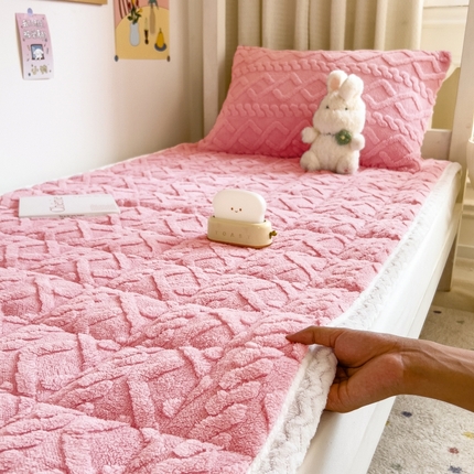 91家纺网 家纺一手货源 找家纺 希廷顿 2024新款塔芙蓉学生宿舍夹棉床垫 麻花-樱花粉