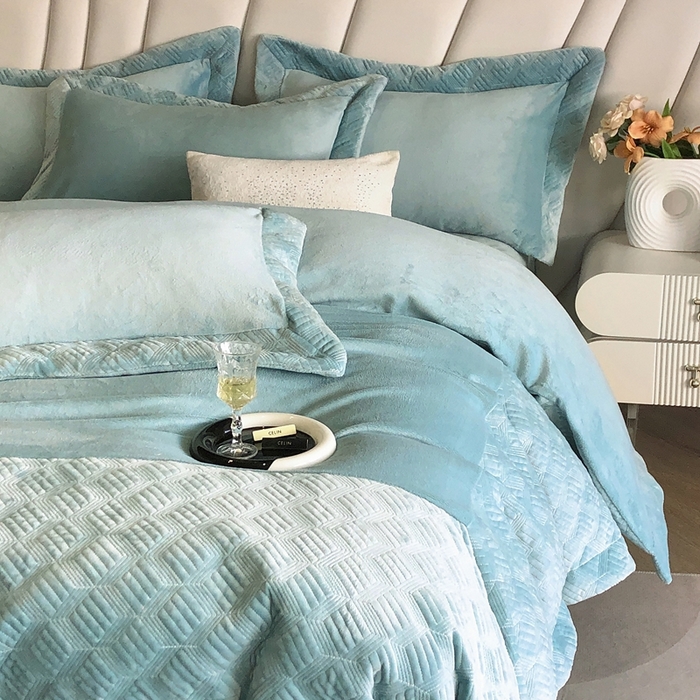 91家纺网 家纺一手货源 找家纺 保罗圣迪奥 2024新款绗绣大拼角牛奶绒四件套-伯格曼 伯格曼-千草绿