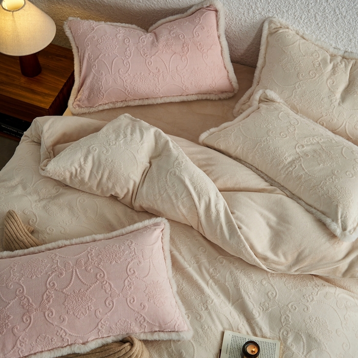 91家纺网 家纺一手货源 找家纺 时年家纺 2024新款240g全消光牛奶绒雕花系列四件套（充值会员优惠10元/套） 提花绒-白茶色