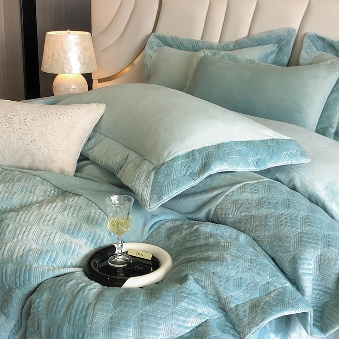 91家纺网 家纺一手货源 找家纺 保罗圣迪奥 2024新款绗绣大拼角牛奶绒四件套-伯格曼 伯格曼-千草绿