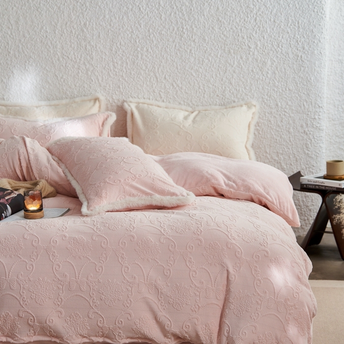 91家纺网 家纺一手货源 找家纺 时年家纺 2024新款240g全消光牛奶绒雕花系列四件套（充值会员优惠10元/套） 提花绒-粉柔