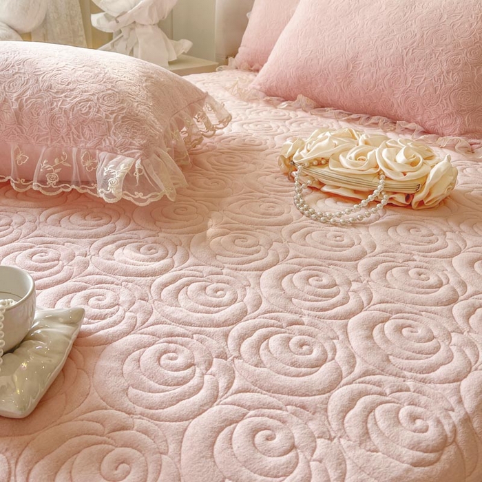 91家纺网 家纺一手货源 找家纺 恋尚 2024新款高克重牛奶绒剪花夹棉单床裙--爱莎 爱莎-清新粉