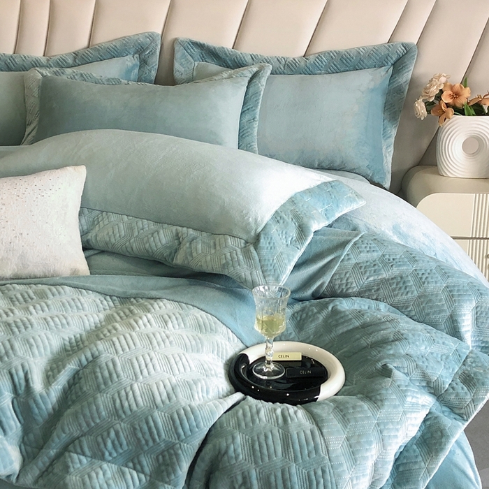 91家纺网 家纺一手货源 找家纺 保罗圣迪奥 2024新款绗绣大拼角牛奶绒四件套-伯格曼 伯格曼-千草绿