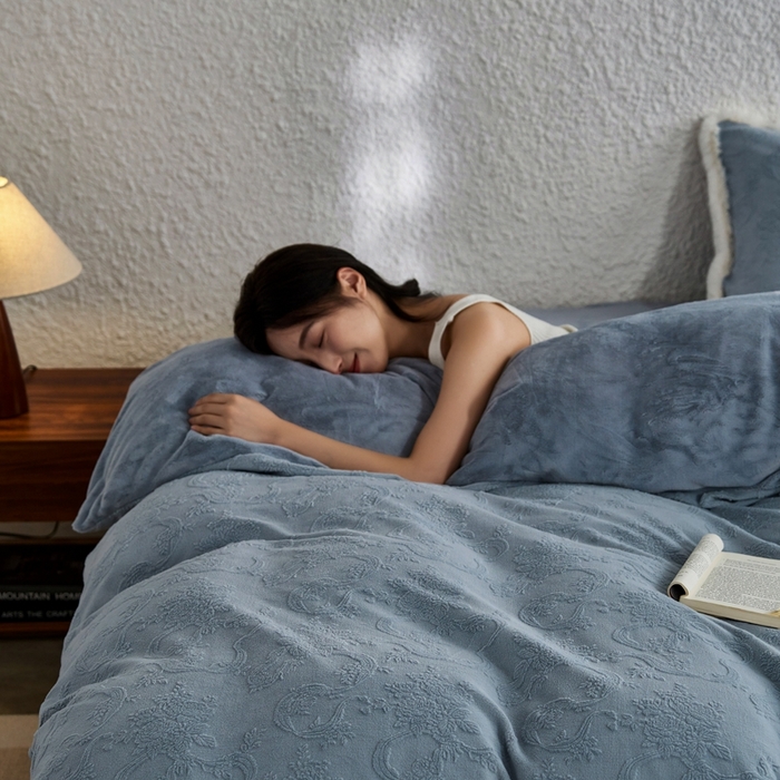 91家纺网 家纺一手货源 找家纺 时年家纺 2024新款240g全消光牛奶绒雕花系列四件套（充值会员优惠10元/套） 提花绒-蓝因