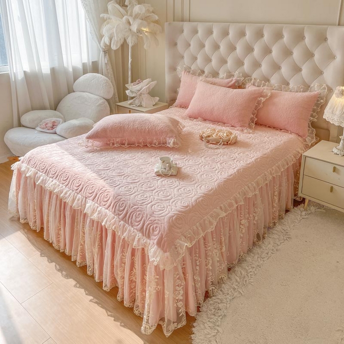 91家纺网 家纺一手货源 找家纺 恋尚 2024新款高克重牛奶绒剪花夹棉单床裙--爱莎 爱莎-清新粉