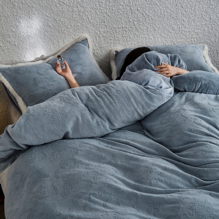 91家纺网 家纺一手货源 找家纺 时年家纺 2024新款240g全消光牛奶绒雕花系列四件套（充值会员优惠10元/套） 提花绒-蓝因