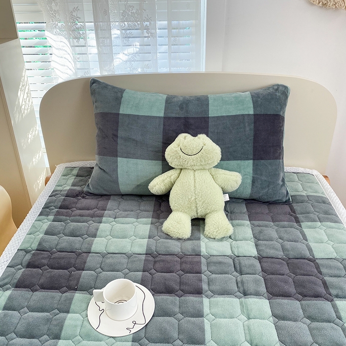 91家纺网 家纺一手货源 找家纺 凌云家纺 2025新款直包边牛奶绒床褥 青春之声