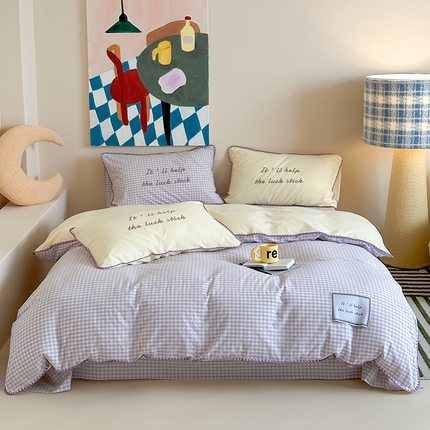 91家纺网 家纺一手货源 找家纺 桃子家居 2025新款A类ins纯棉色织水洗棉三角针贝壳工艺撞色织标刺绣系列四件套 棉三角针-S奶缇紫紫格