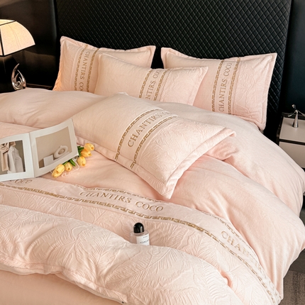 91家纺网 家纺一手货源 找家纺 （总）芯贝儿 2024款牛奶绒雕花拼接四件套--金枝玉叶