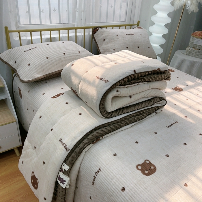 91家纺网 家纺一手货源 找家纺 暖居 2024新款牛奶绒豆豆被床盖四件套 爱心小熊