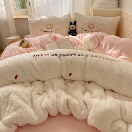 91家纺网 家纺一手货源 找家纺 （总）盼季家纺 2024新款小清新羊羔绒四件套加厚牛奶绒保暖床单被套宿舍三件套