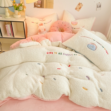 91家纺网 家纺一手货源 找家纺 盼季家纺 2024新款高克重羊羔绒牛奶绒刺绣四件套-甜甜圈（风格一） 甜甜圈-奶粉