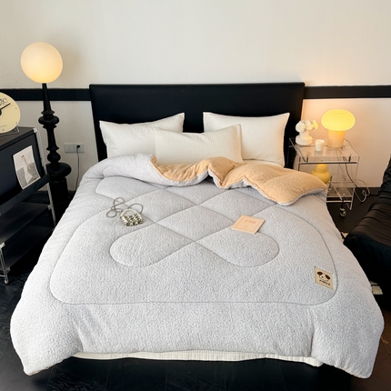 91家纺网 家纺一手货源 找家纺 花伞家居 2024新款卡通贴标羊羔绒保暖冬被被芯 浅灰+咖