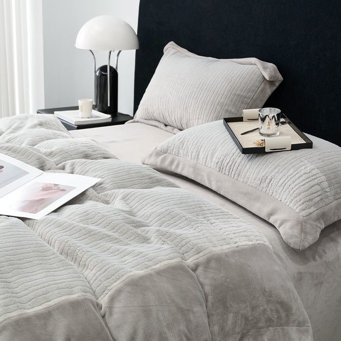 91家纺网 家纺一手货源 找家纺 榻尚家居 2024秋冬新品 加厚保暖牛奶婴肤绒 云貂绒四件套 水貂绒-灰色