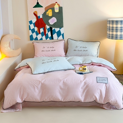 91家纺网 家纺一手货源 找家纺 桃子家居 2025新款A类ins纯棉色织水洗棉三角针贝壳工艺撞色织标刺绣系列四件套 棉三角针-S粉格桃桃