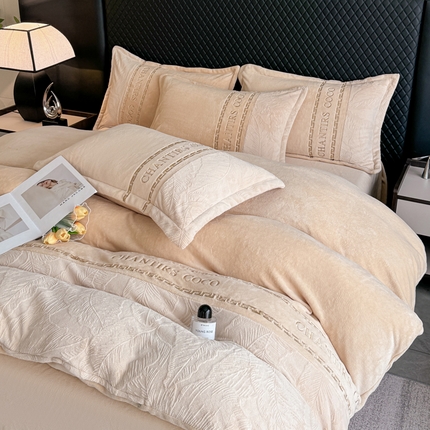 91家纺网 家纺一手货源 找家纺 （总）芯贝儿 2024款牛奶绒雕花拼接四件套--金枝玉叶