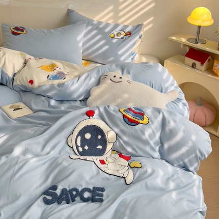 91家纺网 家纺一手货源 找家纺 一霖家纺 2024新款高克重云朵棉毛巾绣印＋绣小清新系列四件套 太空人