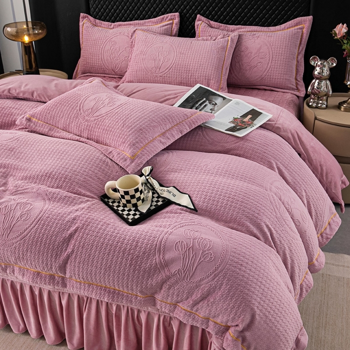 91家纺网 家纺一手货源 找家纺 畅畅家纺 2024新款11斤加厚冬季轻奢款230克全消光立体雕花牛奶绒夹棉床盖四件套 轻奢花语-豆沙