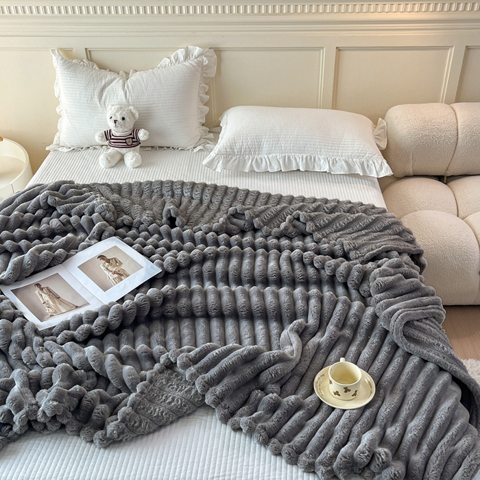 91家纺网 家纺一手货源 找家纺 璐维斯家纺 2025款直播热款400g大抽条仿兔毛绒毛毯加厚保暖毯子可供跨境外 深灰