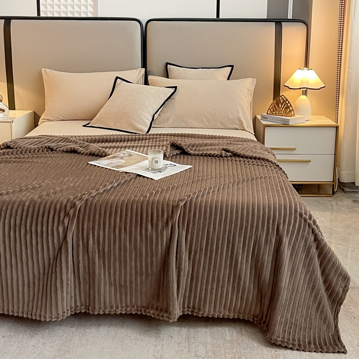 91家纺网 家纺一手货源 找家纺 一帆毯业 2024新款抽条压缩代发抽空跨境外贸260克兔毛珊瑚法兰绒空调毯子抽条毛毯简约牛奶绒盖毯 甘草咖