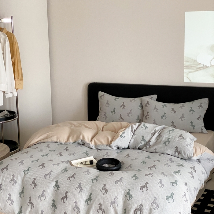 91家纺网 家纺一手货源 找家纺 赫帛 2024新款A类全棉色织三层纱水洗棉四件套-渐变马 渐变马-绿灰